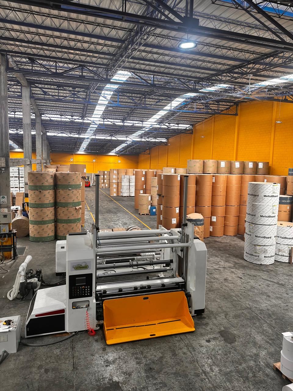 Rollos de papel kraft en bodega